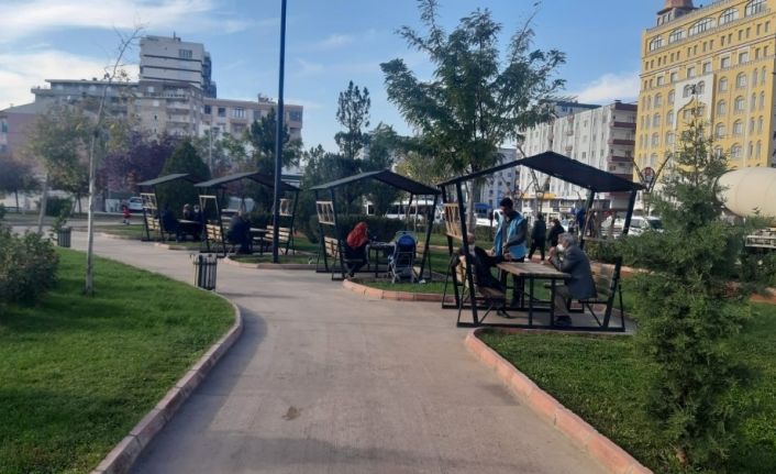 Mardin’de vatandaşlar korona virüsü yok sayıyor, park ve bahçelere akın ediyor