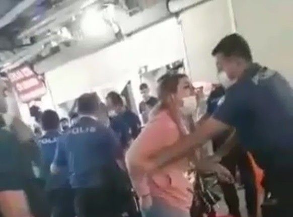 Maske cezası yazmak isteyen polise yumruk atan evli çift gözaltına alındı