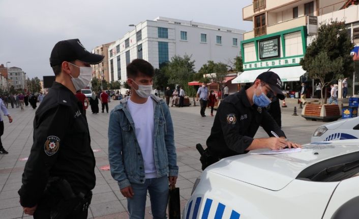 Maske, mesafe ve izolasyon kurallarına uymayan bin 325 kişiye Sultanbeyli’de 1 milyon 595 bin lira para cezası kesildi