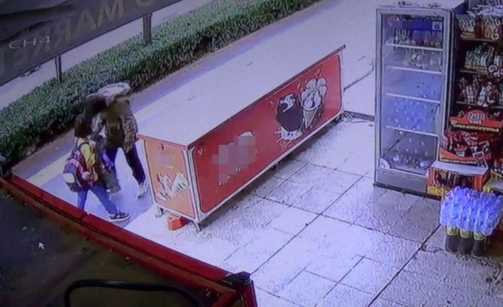 Maskesiz genç öğrencinin yüzüne hapşırdı, hiçbir şey olmamış gibi yoluna devam etti