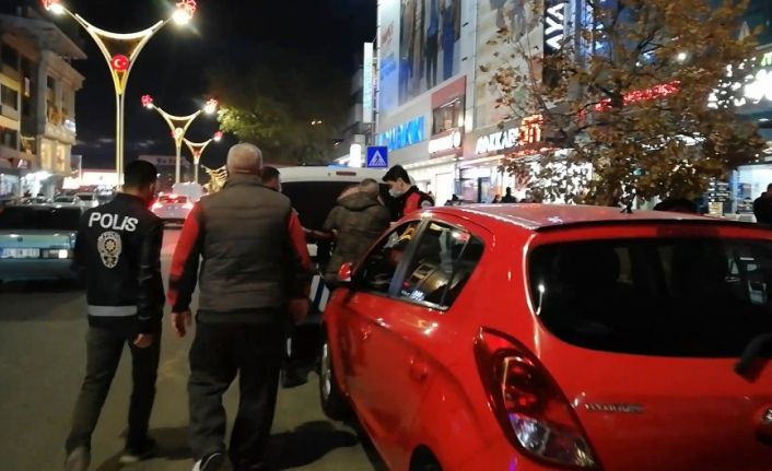 Maskeyi uygun takmadığı için yazılan cezaya tepki gösteren şahıs gözaltına alındı