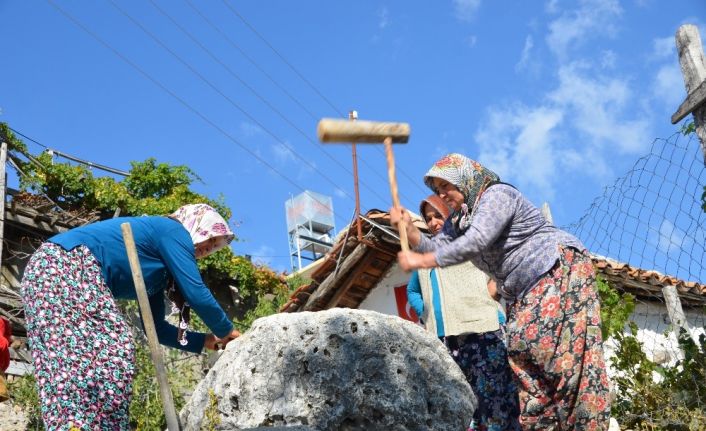 Mevlid ve düğün öncesi köyün kadınları 800 yıllık taşın başında toplanıyor