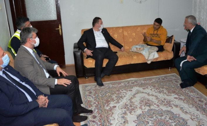 MHP Grup Başkan Vekili Bülbül ve Başkan Babaoğlu, patlamadan yaralı kurtulan sürücüyü ziyaret etti