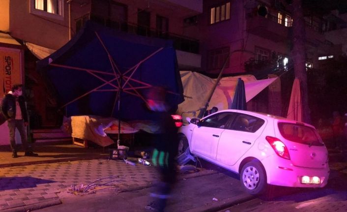 Milas’ta meydana gelen trafik kazasında bir araç ortalığı savaş alanına çevirdi, araç sürücüsü olay yerinden kaçtı