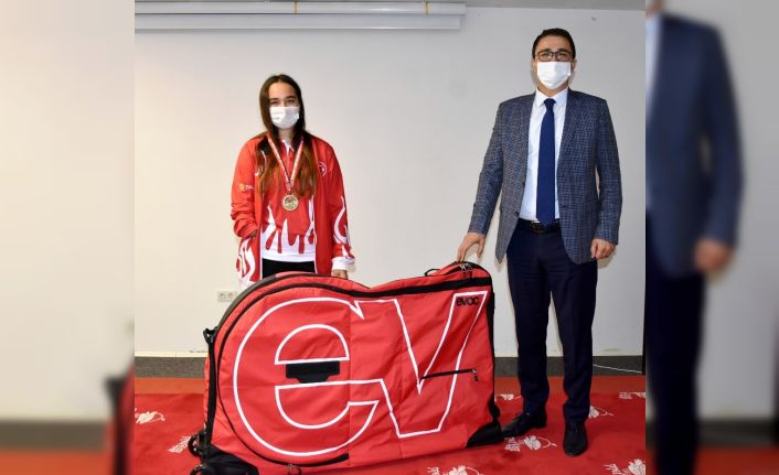 Milli sporcu Miray Ulaş’a malzeme desteği