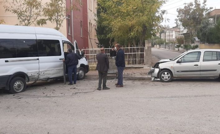 Minibüs ile otomobil çarpıştı: 1 yaralı