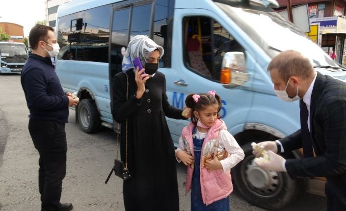 Minibüsçüler yolculara kolonya ve maske dağıttı