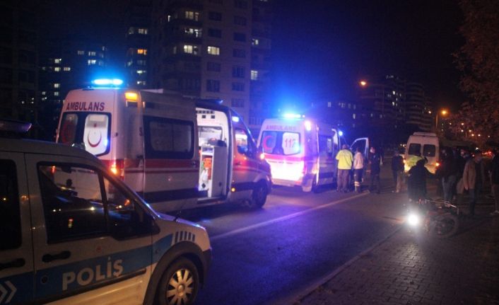 Motosiklet, servisten inen kadına çarptıktan sonra devrildi: 1’i ağır 3 yaralı