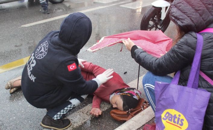 Motosikletin çarptığı yaya yaralandı
