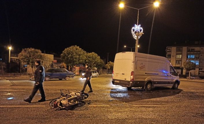 Motosikletle minibüs çarpıştı 1 kişi  yaralandı