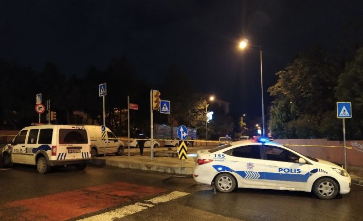 Motosikletli silahlı saldırıya uğradı, kurşunlar taksi durağına isabet etti: 1 ağır yaralı
