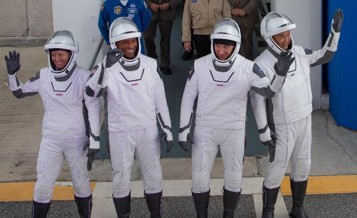 NASA ve SpaceX, 4 astronotu uzaya gönderdi