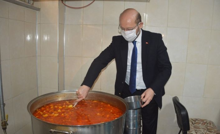 Niksar Belediyesi Aşevi her gün 450 kişiye sıcak yemek sağlıyor