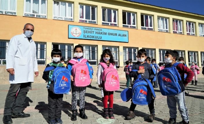 Ordulu şehit hakimin adını taşıyan okula Altınordu’dan kırtasiye desteği