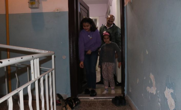 Ortaokul öğrencisi Irmak biriktirdiği harçlıkları ile sokak hayvanlarını besliyor