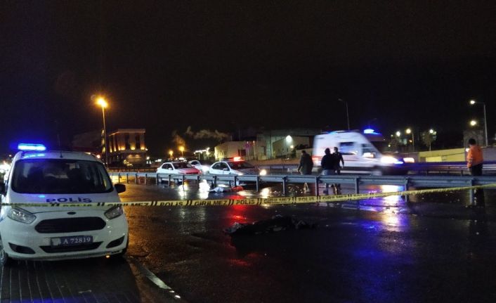 Otomobil bariyere çarptı, araç içindeki yolcu yan yola fırladı: 1 ölü, 2 yaralı