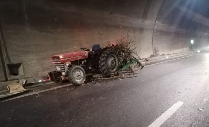 Otomobil ile traktör çarpıştı 3 kişi yaralandı