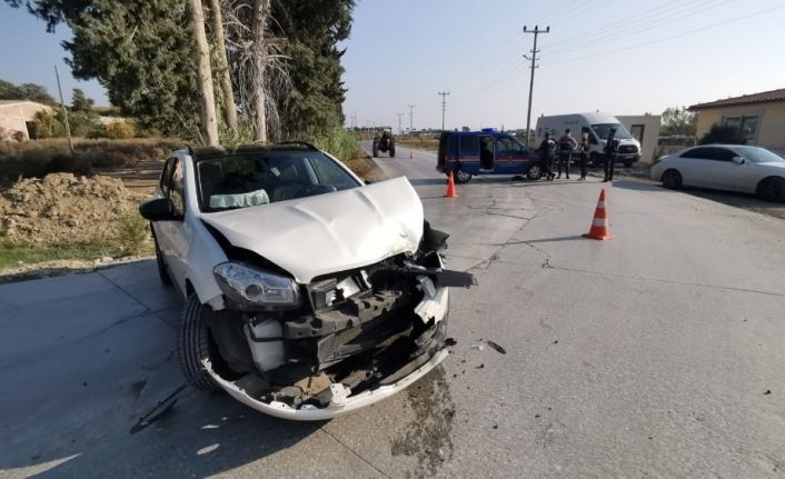 Otomobil iş makinesine çarptı: 2 yaralı