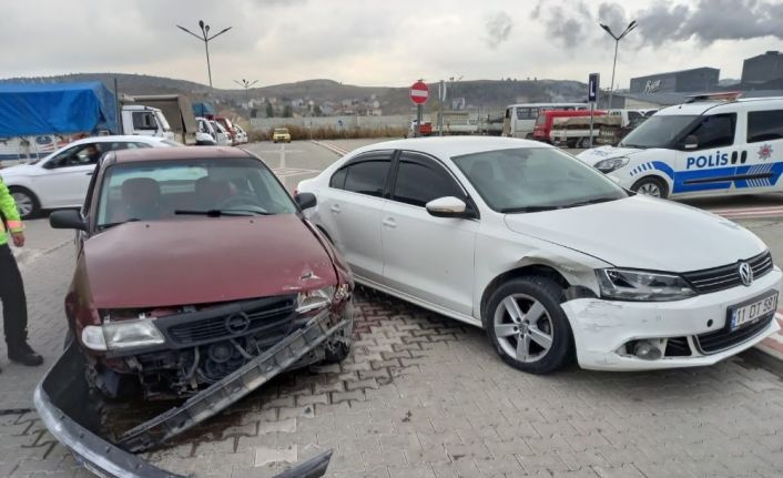 Otomobiller çarpıştı; 1 yaralı