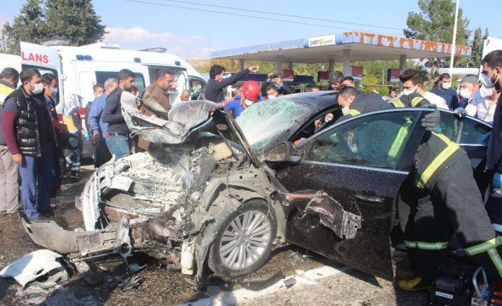 Otomobiller dönüş yapan tıra çarptı: 1 ölü, 4 yaralı