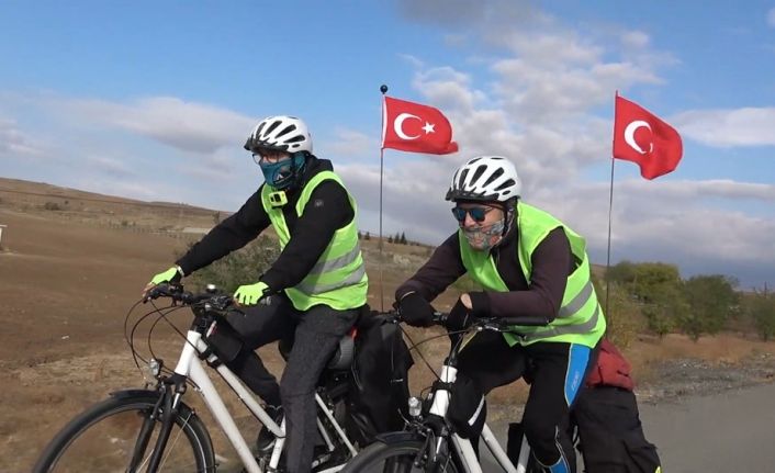 (Özel haber) Ata’ya saygı sürüşü yapan iki bisikletli, Anıtkabir’e kadar pedal çeviriyor