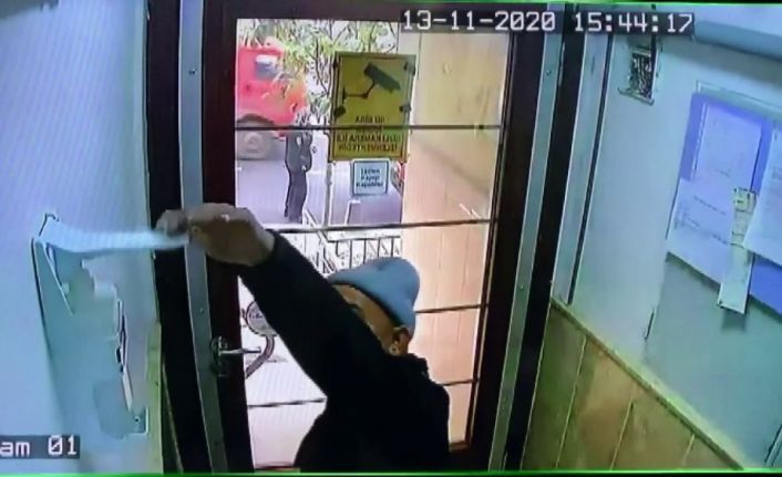 (Özel) Sebze satıcısı sipariş getirdiği adreste ellerine sıktığı dezenfektanı alarak gitti