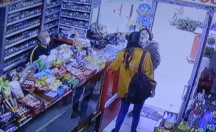 Pişkinliğin bu kadarına da pes: Yolda yürüyen kızın yüzüne tükürmüştü, geri dönüp görüntüsünü izlemiş
