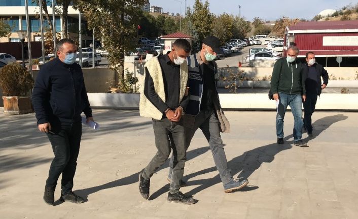 Polis, aranan hırsızı park ettiği aracından bulup  girdiği evde suç üstü yakaladı