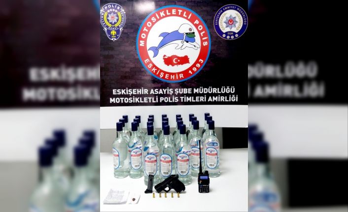 Polisin ’dur’ ihtarına uymayan şahsın aracında kaçak alkol, uyuşturucu madde ve silah bulundu