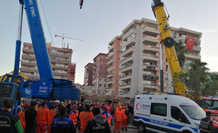 Rıza Bey Apartmanı’nın yanındaki apartmanın yana doğru meyilli olması sebebiyle ekipler çalışmayı durdurdu ve aşağıya indi. Yapılan anonsta durum değerlendirmesi yapılacağı belirtildi.