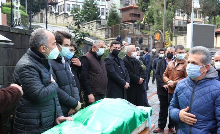 Rize Belediye Başkanı Rahmi Metin’in hayatını kaybeden annesi son yolculuğuna uğurlandı