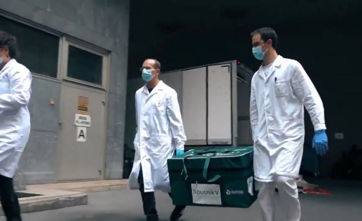 Rusya ilk kez bir AB ülkesine Covid-19 aşısı gönderdi