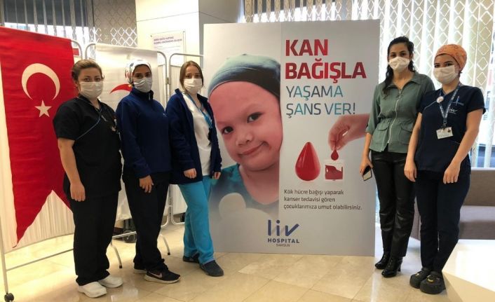 Sağlık çalışanlarından “Kan bağışla, yaşama şans ver” etkinliği