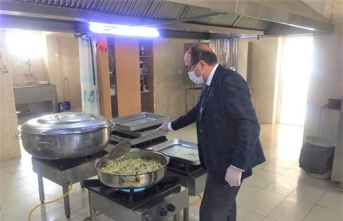 Sandıklı Belediyesi 6 yıldır 300 vatandaşa günlük üç çeşit sıcak yemek dağıtıyor