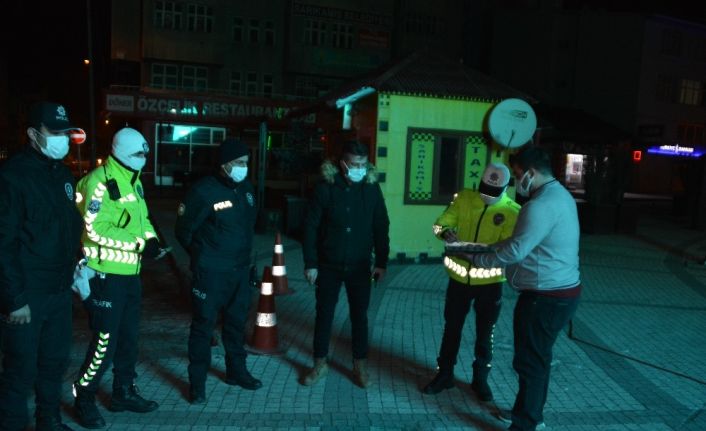 Sarıkamış’ta covid-19 tedbirleri kapsamında sessizlik hakim oldu, polislere tatlı ikram edildi