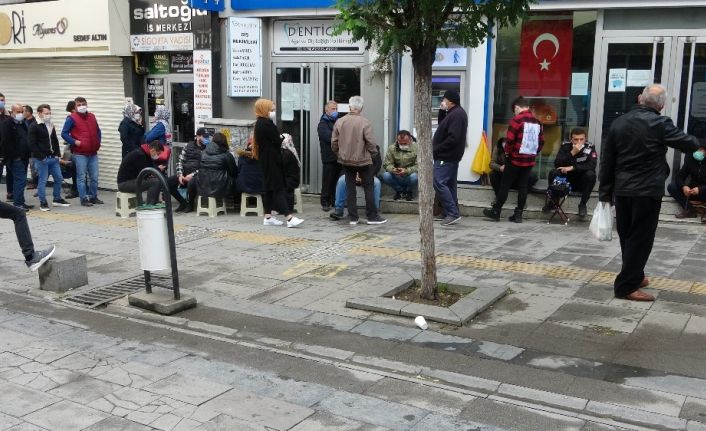 Satışa çıkan evler için bir gün önceden banka önünde kuyruğa girdiler