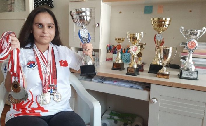 Satranç şampiyonu görme engelli kız iki defa kanseri de şah mat etti