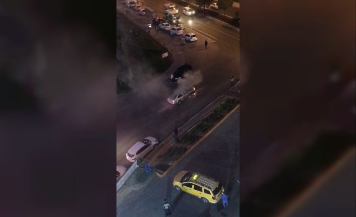 Seyir halindeki araç alev alev yandı