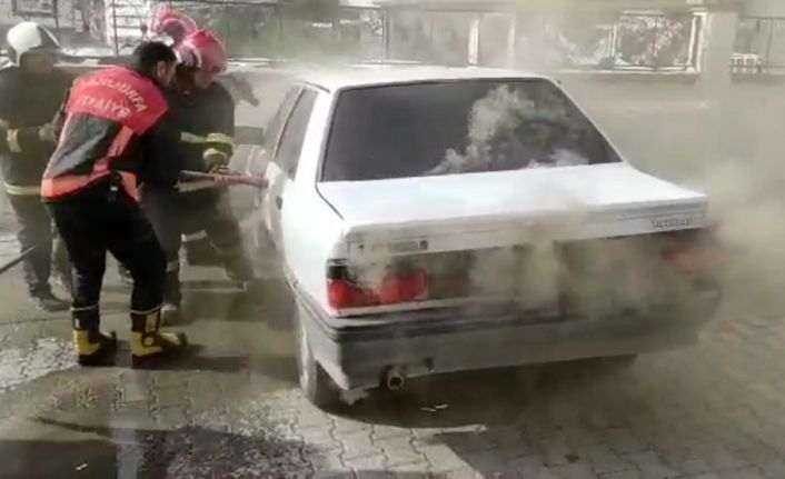 Seyir halindeki otomobil alev aldı