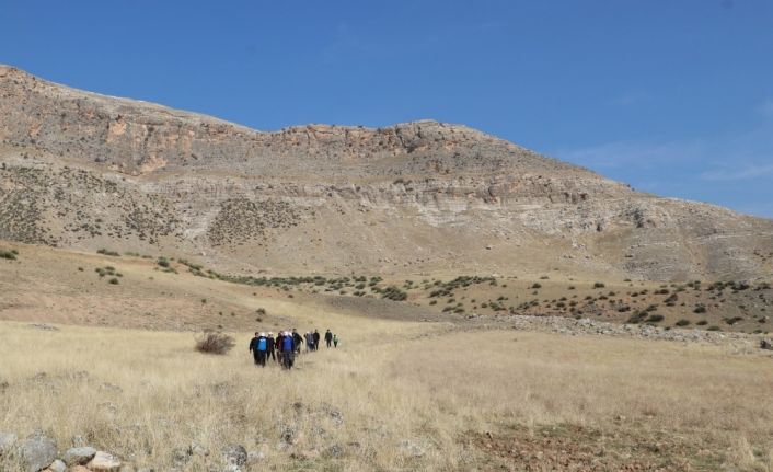 Siirt’te 3 bin 500 yıllık tarihi Akabe yolunda doğa yürüyüşü yapıldı
