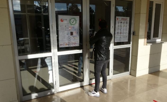 Sınav başlangıç saatini son giriş saati anladı, geç kalınca salona alınmadı