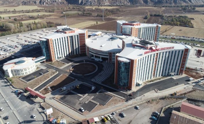 Sivas Belediyesi, Numune hastanesi bahçesini asfaltladı