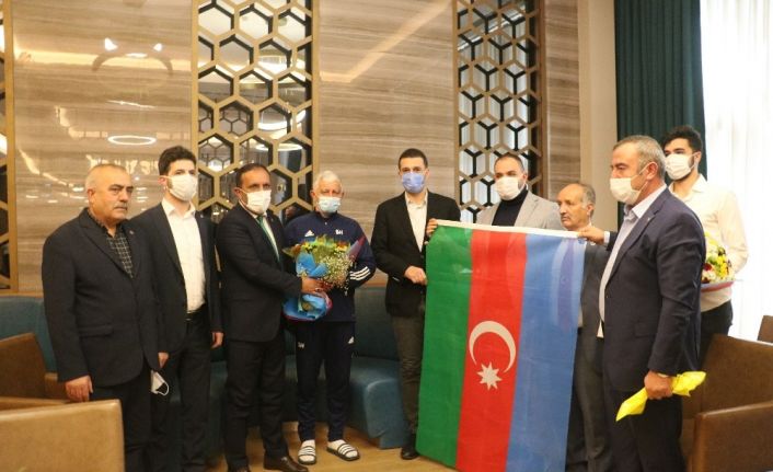 Sivas’ta Karabağ Futbol Kulübüne, Kuran-i Kerim ve Türk Bayrağı hediye edildi