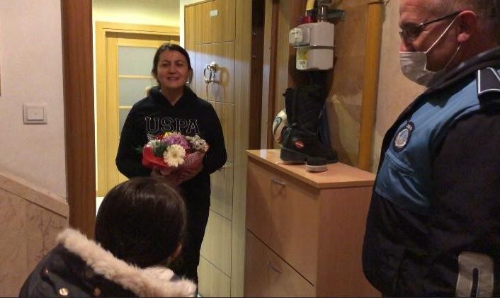 Sokağa çıkamayan minik Nisan Nur’un çiçeğini öğretmenine vermesine zabıta yardım etti