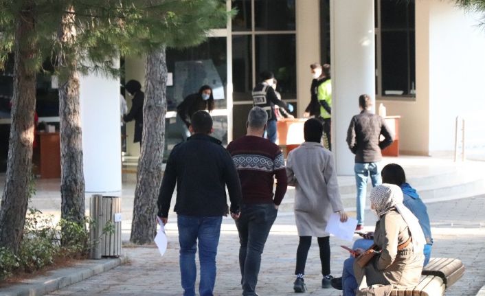 Sokağa çıkma kısıtlamasında KPSS sınav adayları okullara koştu