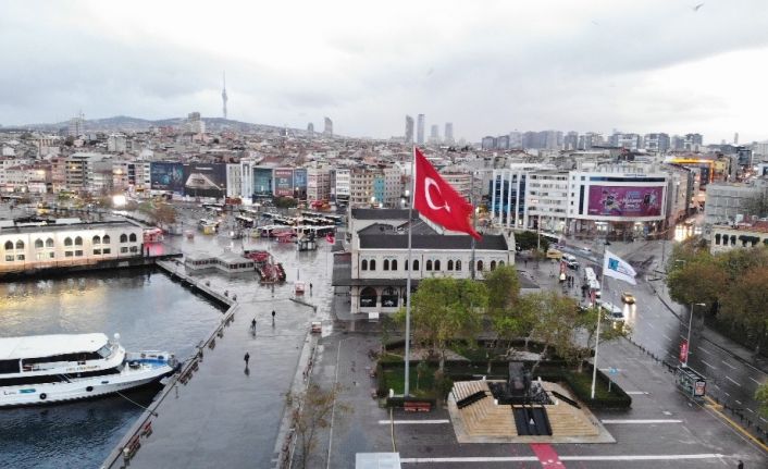 Sokak kısıtlaması sonrası sessizliğe bürünen Üsküdar ve Kadıköy Meydanı havadan görüntülendi