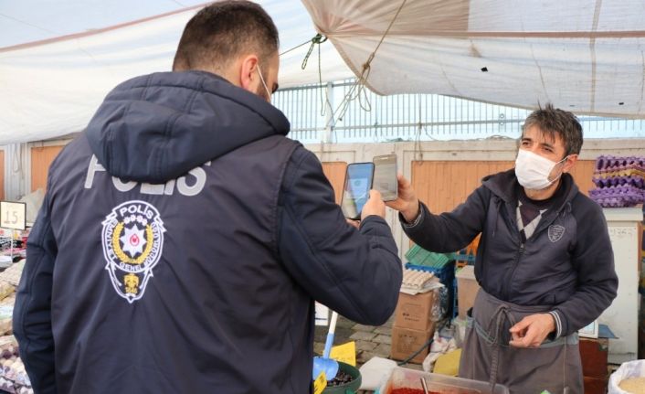 Sultanbeyli’deki pazar yerleri koronavirüs tedbirleri kapsamında düzenli olarak denetleniyor