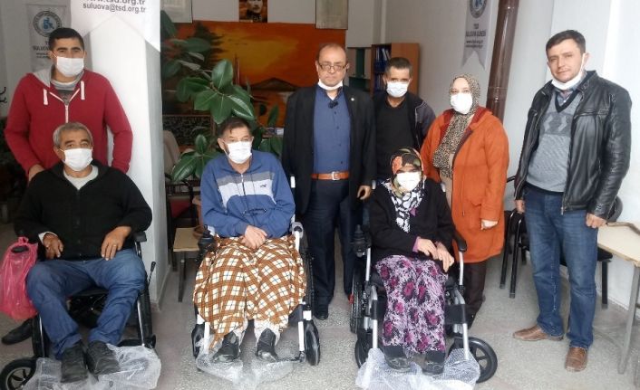 Suluovalı iş adamından 4 engelliye akülü araba