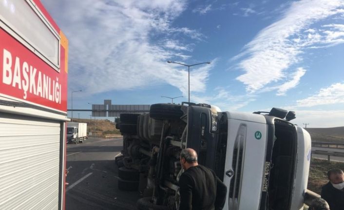 Sunta yüklü tır devrildi