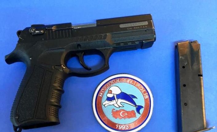 Şüphe üzerine durdurulan araçta silah ele geçirildi
